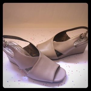 👡 Tan lifestyle wedges 👡